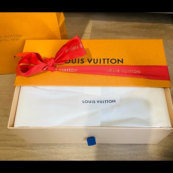 Louis Vuitton 2021 Holiday Box & Shopping Bag - Picture 3 of 9